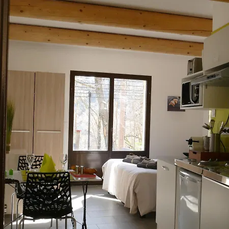 Gites De Charme Le Nid D'amour Hébergement de vacances Céreste